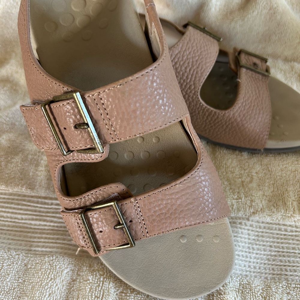 Vionic Women's Tan Sandals with Buckle Straps